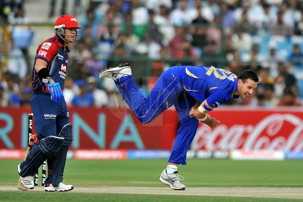 Shaun Tait bowling in an IPL match